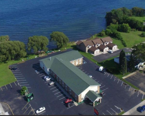 Гостиница Econo Lodge On the Bay  Меномини